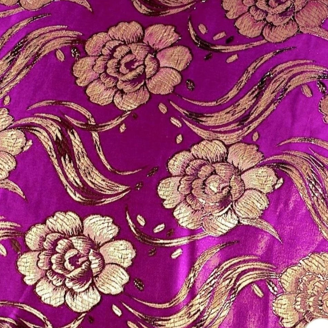 LILA SATIN JACQUARD TYG MED BLOMMOR
