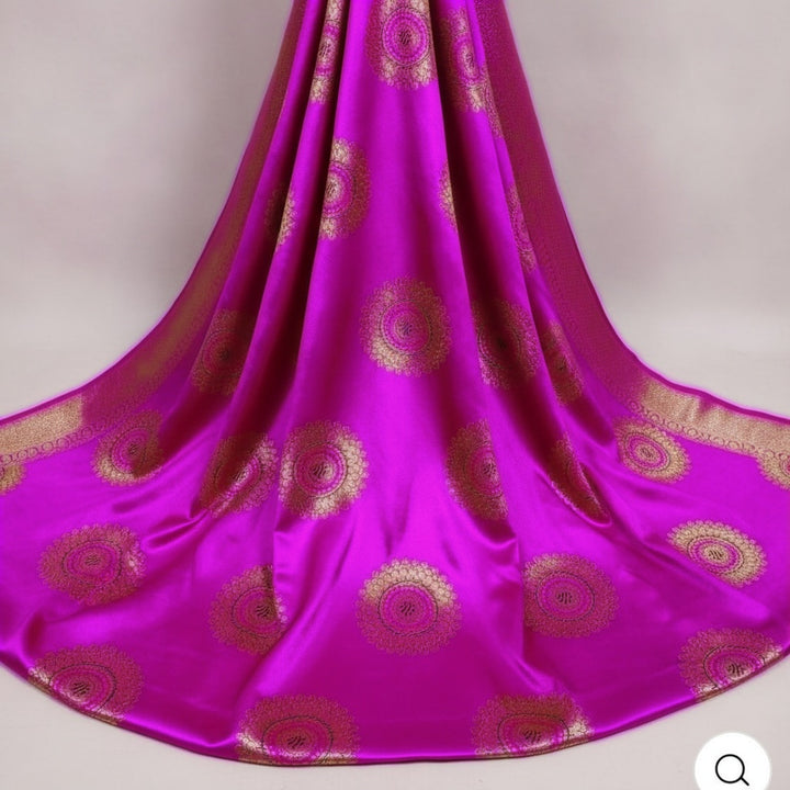 LILA SATIN JACQUARD TYG MED SOLROSOR (bild 2 av 3)