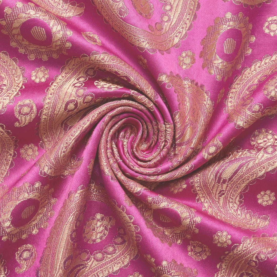 LILA SATIN JACQUARD TYG MED PAISLEYMÖNSTER