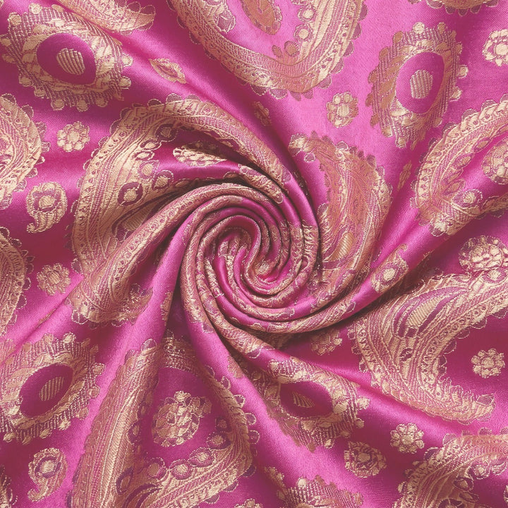 LILA SATIN JACQUARD TYG MED PAISLEYMÖNSTER