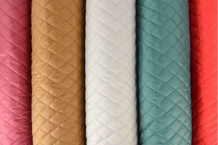 ORANGE QUILTAT TYG MED VADDERAD BAKSIDA