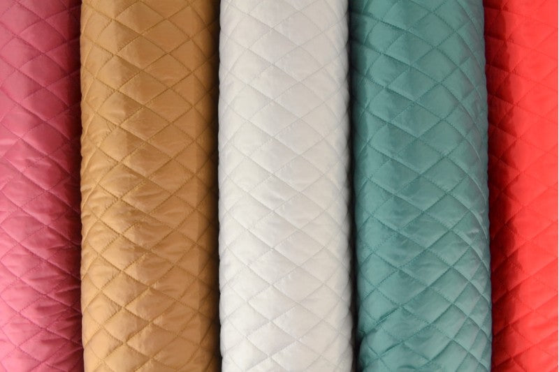 VINTAGE GRÖN QUILTAT TYG MED VADDERAD BAKSIDA