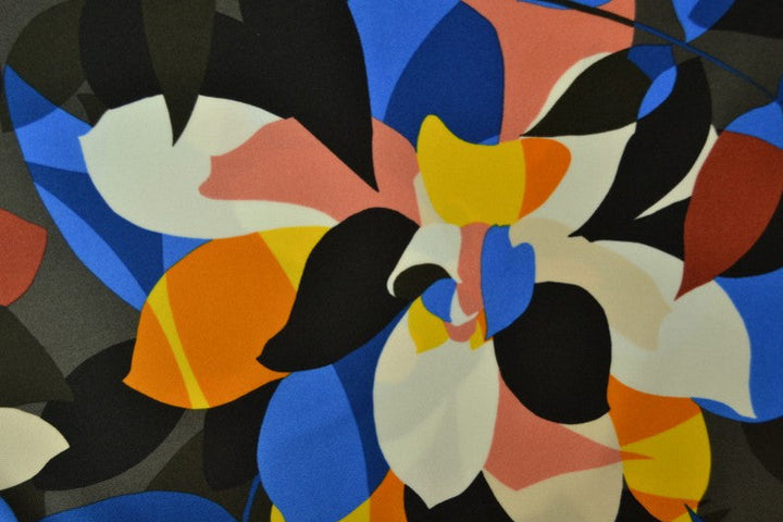 LYCRA TYG FÖR BADKLÄDER OCH SPORTKLÄDER MED FLERFÄRGAT STILISERAT BLOMMÖNSTER