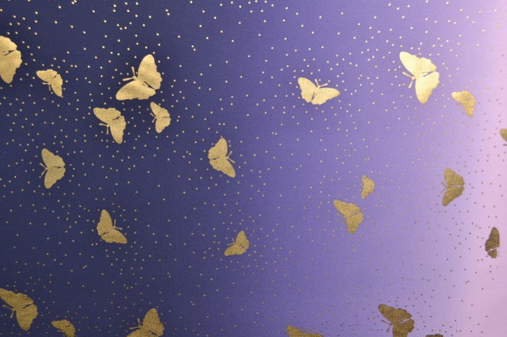 LILA LYCRA TYG FÖR BADKLÄDER OCH SPORTKLÄDER MED FJÄRILSMÖNSTER