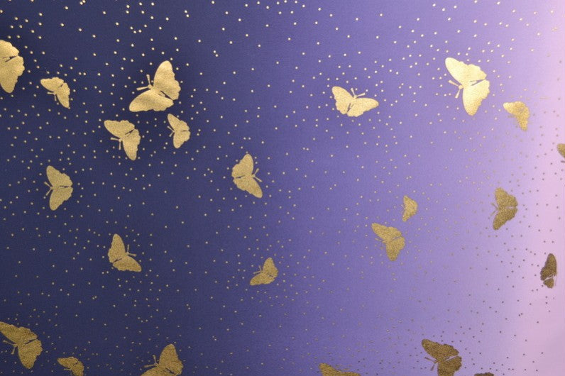 LILA LYCRA TYG FÖR BADKLÄDER OCH SPORTKLÄDER MED FJÄRILSMÖNSTER