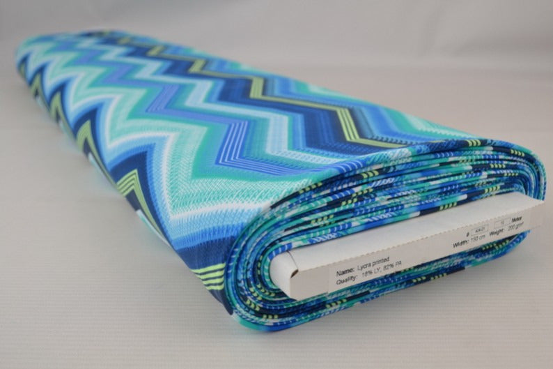 BLÅ LYCRA TYG FÖR BADKLÄDER OCH SPORTKLÄDER MED CHEVRONRÄNDER