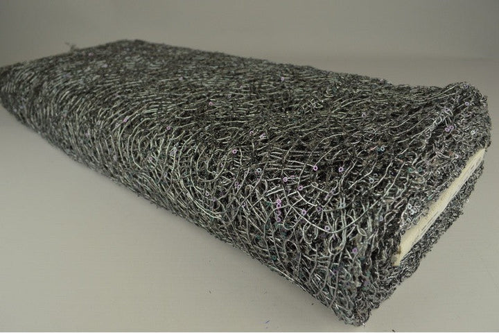 MÖRKGRÅ TRANSPARENT NÄTPALJETT TYG – SMÅ 2–3 MM PALJETTER, UTAN STRETCH