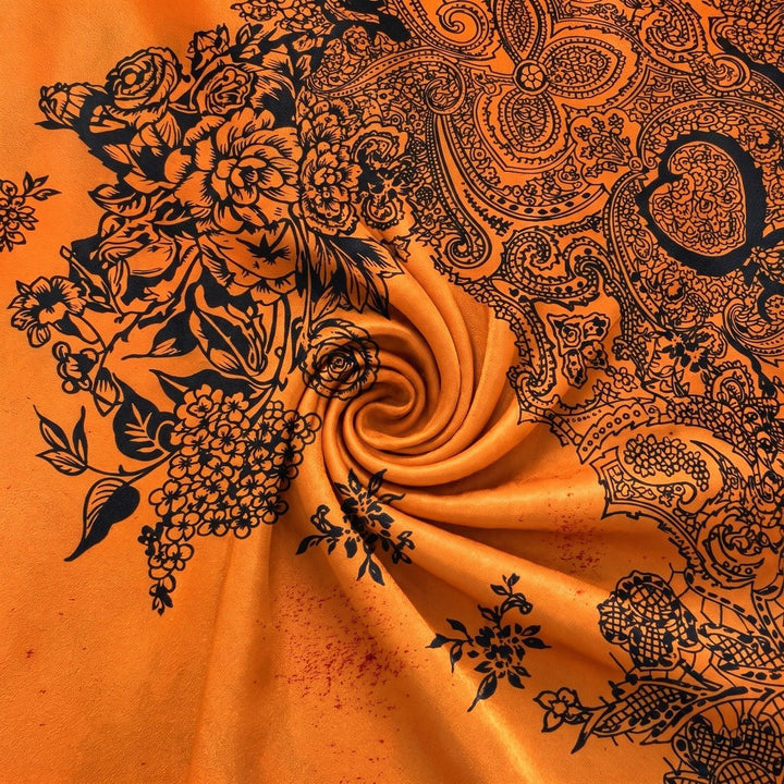 ORANGE SIDEN MED PAISLEYTRYCK