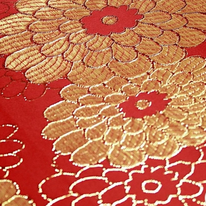 RÖD SATIN JACQUARD TYG MED RINGBLOMMOR (bild 3 av 3)