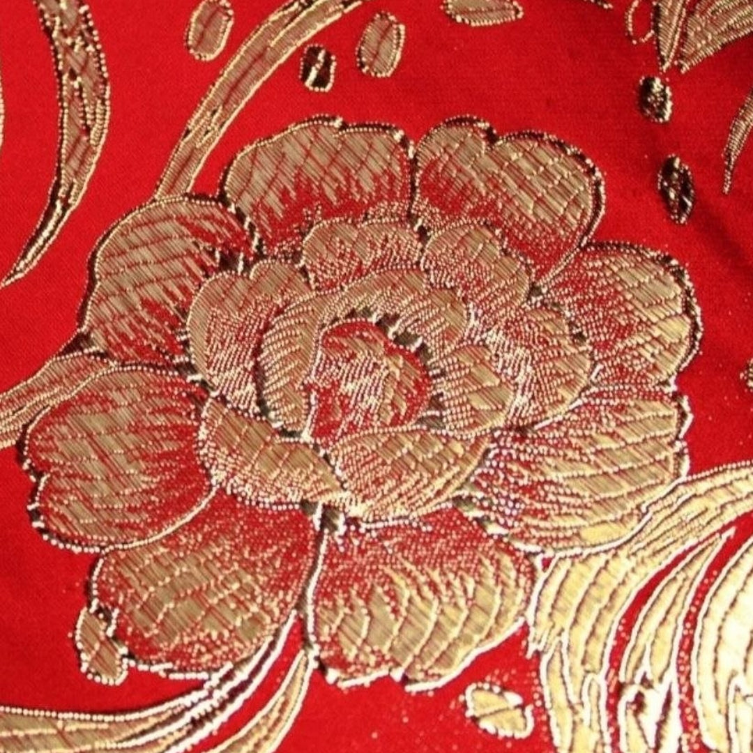 RÖD SATIN JACQUARD TYG MED BLOMMOR (bild 3 av 3)