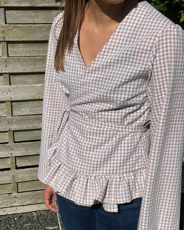 RÖD SEERSUCKER MED RUTOR