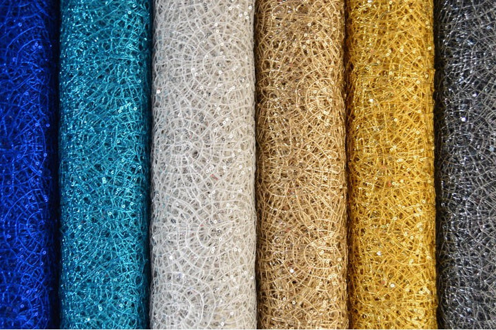 LILA TRANSPARENT NÄTPALJETT TYG – SMÅ 2–3 MM PALJETTER, UTAN STRETCH