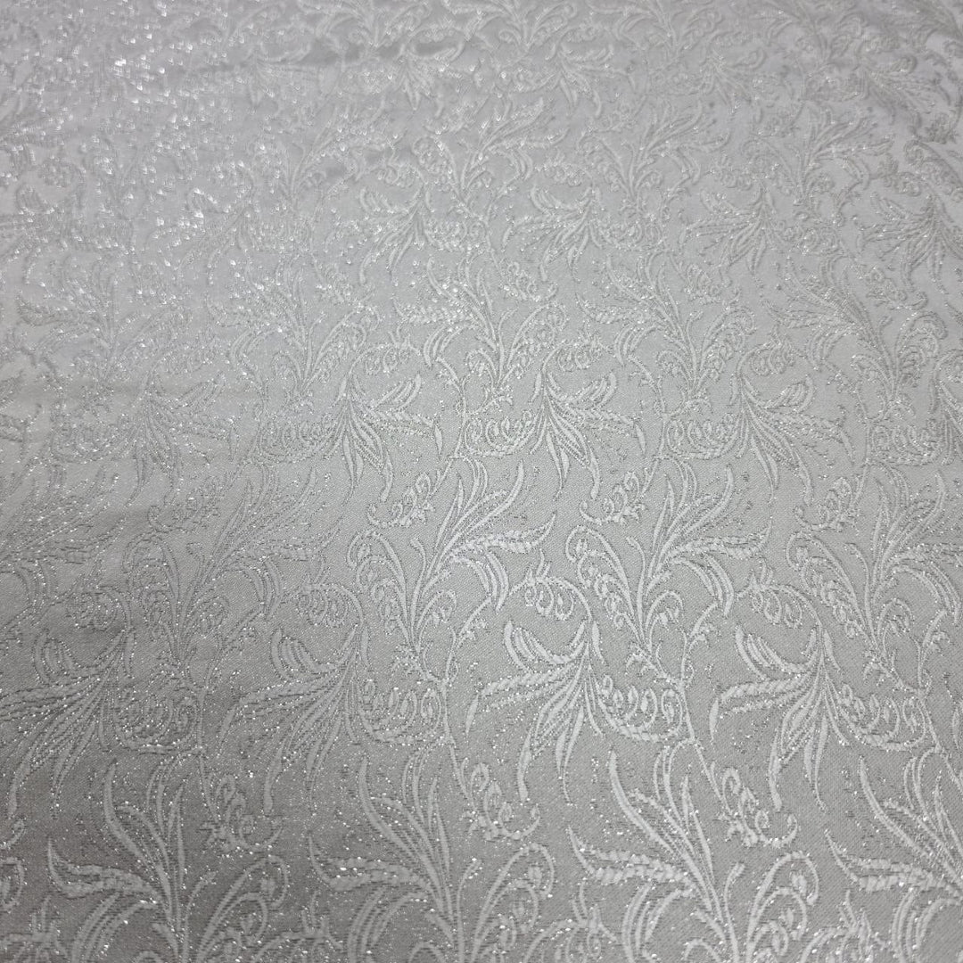Silver satinjacquard tyg med blommor — plant
