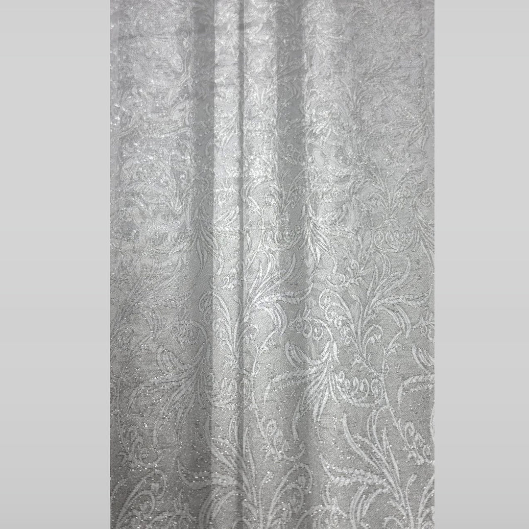 Silver satinjacquard tyg med blommor — hängande