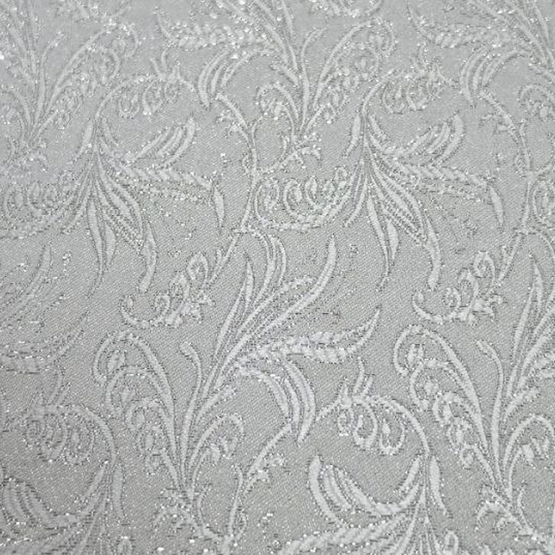 Silver satinjacquard tyg med blommor — närbild