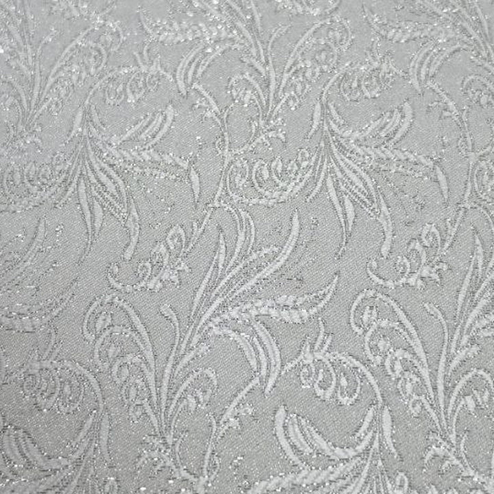 Silver satinjacquard tyg med blommor — närbild