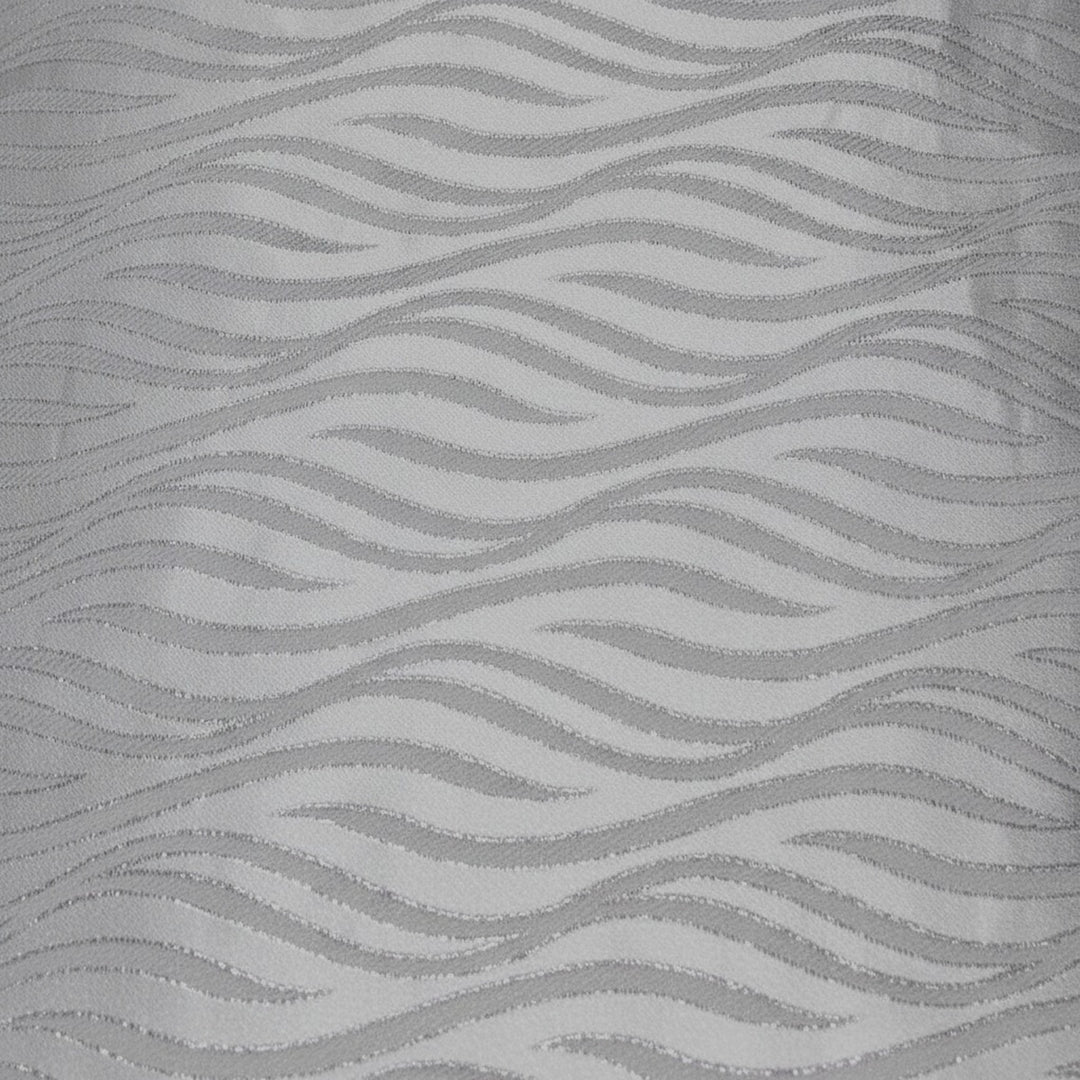 Silverfärgat satinjacquard tyg med vågmönster — plant