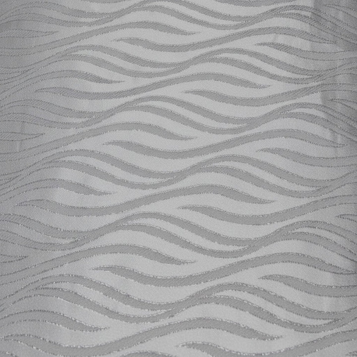 Silverfärgat satinjacquard tyg med vågmönster — plant