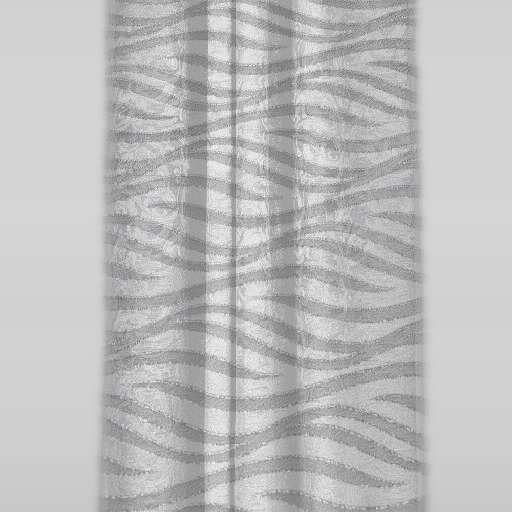 Silverfärgat satinjacquard tyg med vågmönster — hängande
