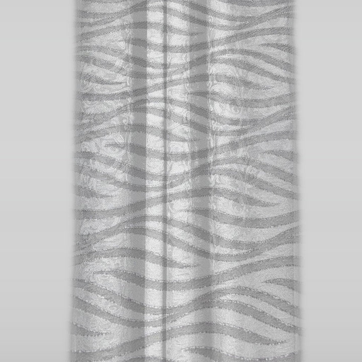 Silverfärgat satinjacquard tyg med vågmönster — hängande