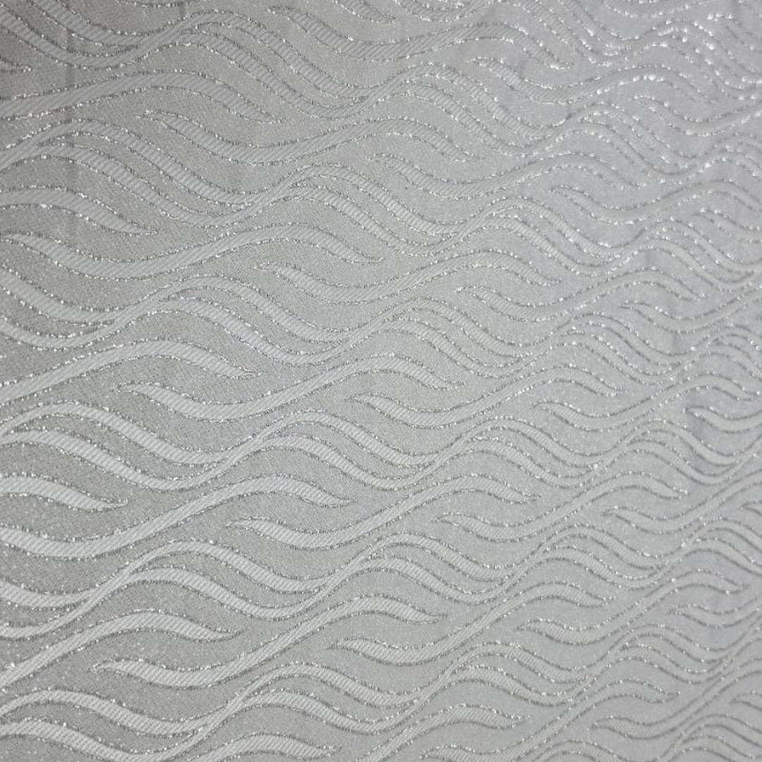 Silverfärgat satinjacquard tyg med vågmönster — närbild