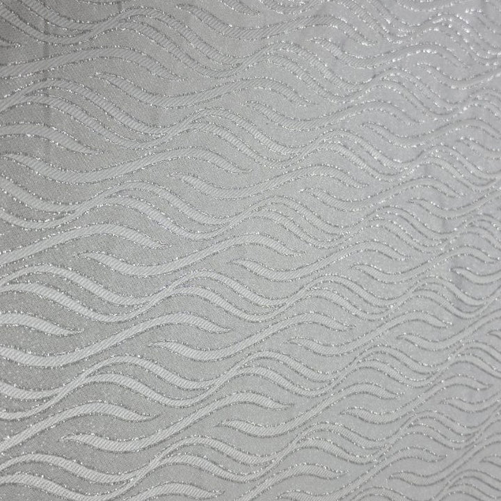 Silverfärgat satinjacquard tyg med vågmönster — närbild