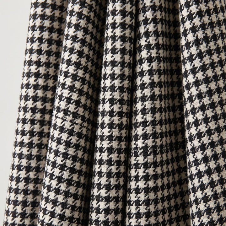 SORT OCH VIT ULL/POLYESTER TYG MED TWEEDSTRUKTUR MED HOUNDSTOOTH-TERN