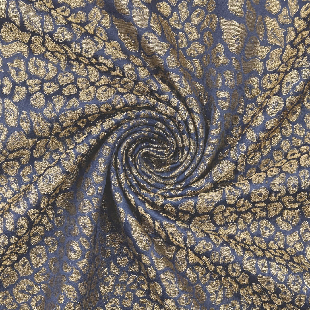 MÖRKBLÅ SATIN JACQUARD TYG MED GULDLEOPARDFLÄCKAR