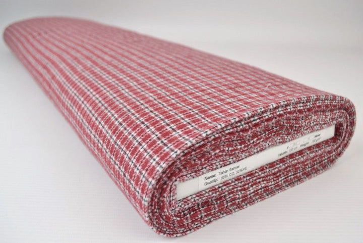 VIT SKOTSKRUTIG FLANELL M. SMÅ RÖDA RUTOR