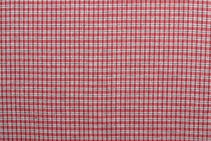 VIT SKOTSKRUTIG FLANELL M. SMÅ RÖDA RUTOR