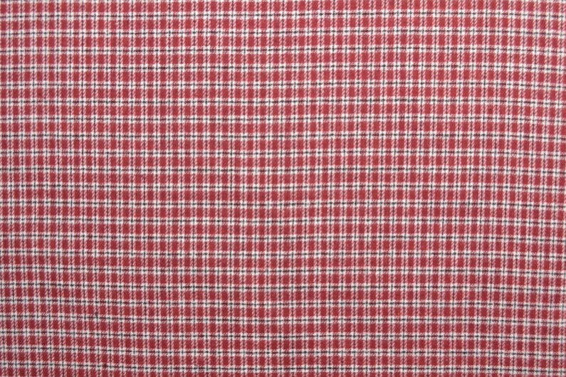 VIT SKOTSKRUTIG FLANELL M. SMÅ RÖDA RUTOR