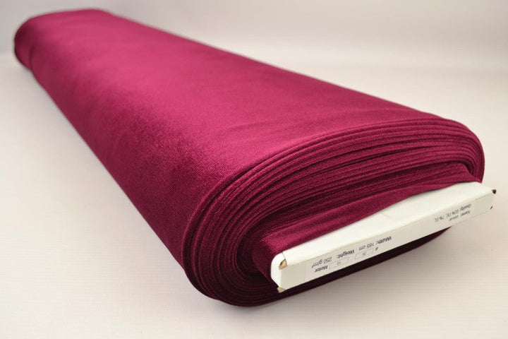 VINRÖD VELOUR MED STRETCH – MJUK STICKAD KVALITET