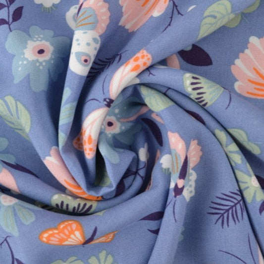 BLÅTT VISCOSETYG MED BLOMMOR OCH SOMMARFJÄRIL TRYCK