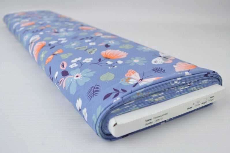 BLÅTT VISCOSETYG MED BLOMMOR OCH SOMMARFJÄRIL TRYCK