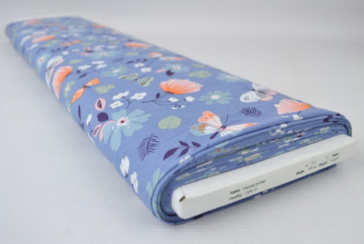 BLÅTT VISCOSETYG MED BLOMMOR OCH SOMMARFJÄRIL TRYCK