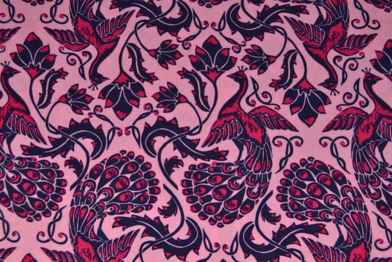 LJUSROSA VISCOSETYG MED PÅFÅGEL TRYCK