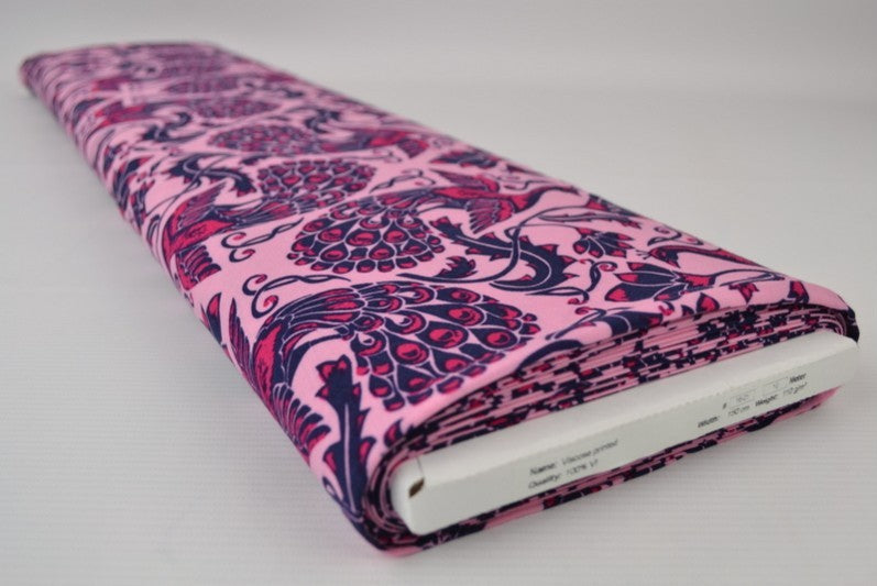 LJUSROSA VISCOSETYG MED PÅFÅGEL TRYCK