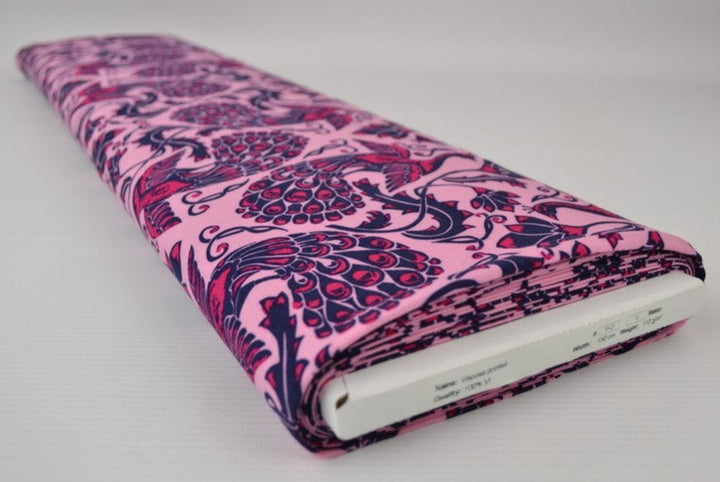 LJUSROSA VISCOSETYG MED PÅFÅGEL TRYCK