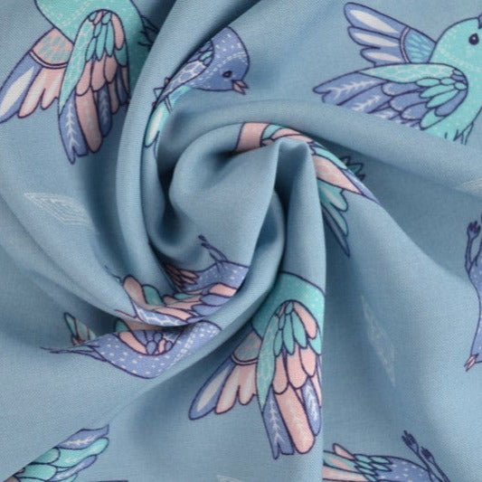 LJUSBLÅTT VISCOSETYG MED PASTELLFÅGLAR TRYCK