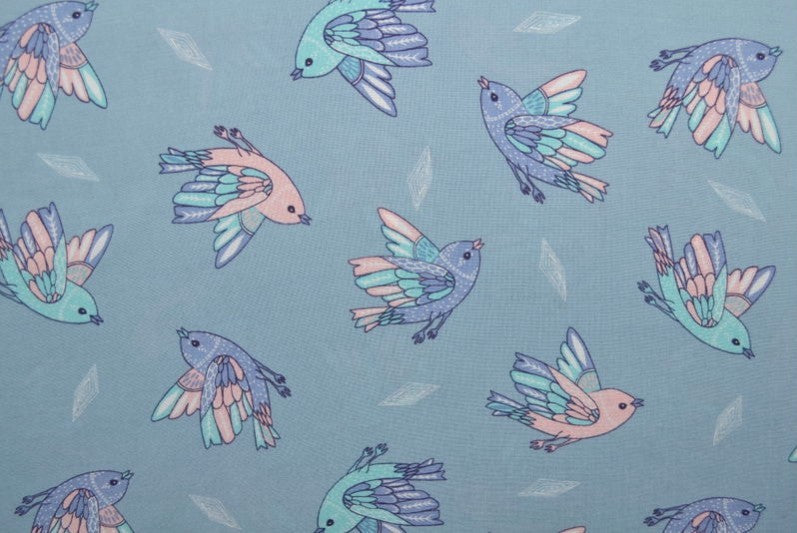 LJUSBLÅTT VISCOSETYG MED PASTELLFÅGLAR TRYCK
