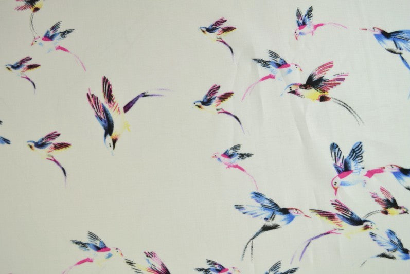 RÅVITT VISCOSETYG MED KOLIBRI TRYCK