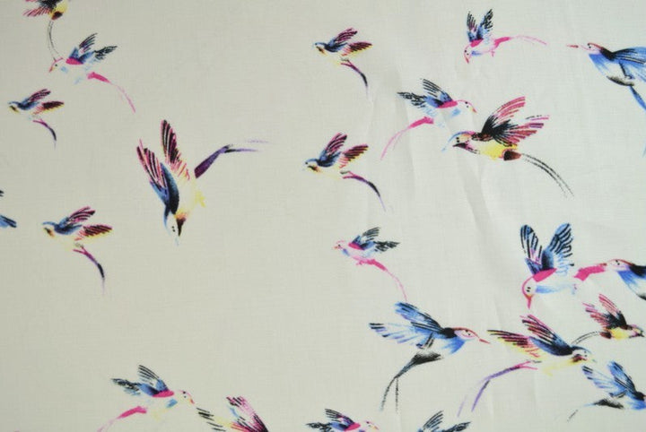 RÅVITT VISCOSETYG MED KOLIBRI TRYCK