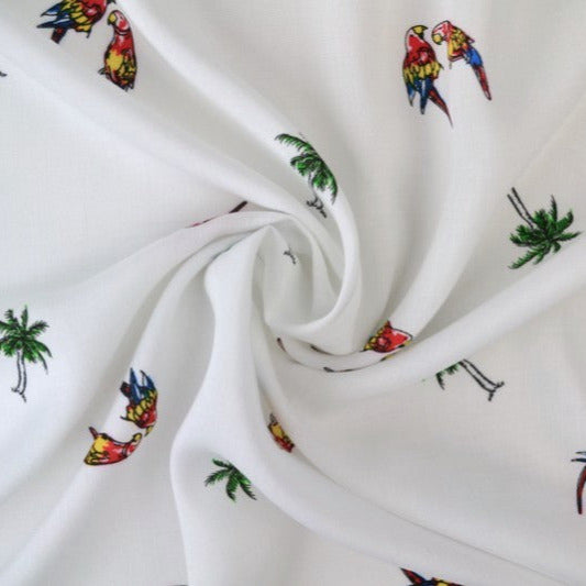 VITT VISCOSETYG MED PAPEGÖJA OCH PALM TRYCK