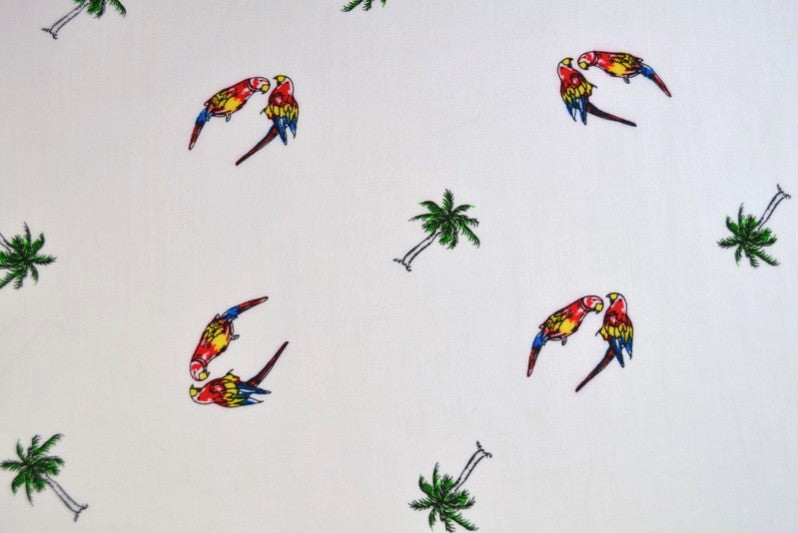 VITT VISCOSETYG MED PAPEGÖJA OCH PALM TRYCK