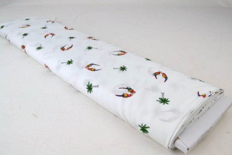 VITT VISCOSETYG MED PAPEGÖJA OCH PALM TRYCK