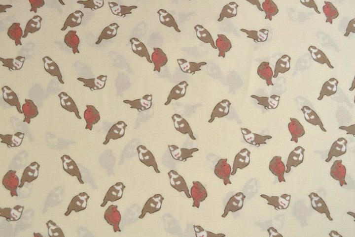 RÅVITT VISCOSETYG MED SPARV OCH RÖDKÄRVE TRYCK