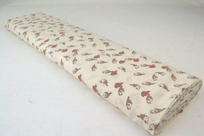 RÅVITT VISCOSETYG MED SPARV OCH RÖDKÄRVE TRYCK