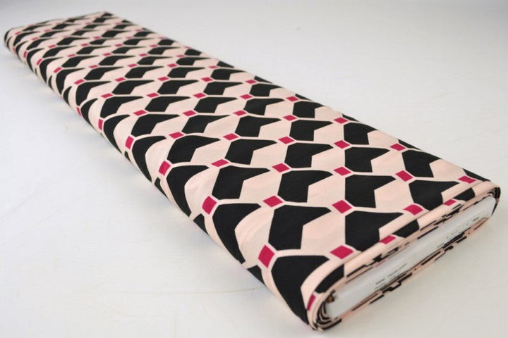 RÅVITT VISCOSETYG MED SVART GEOMETRISKT TRYCK