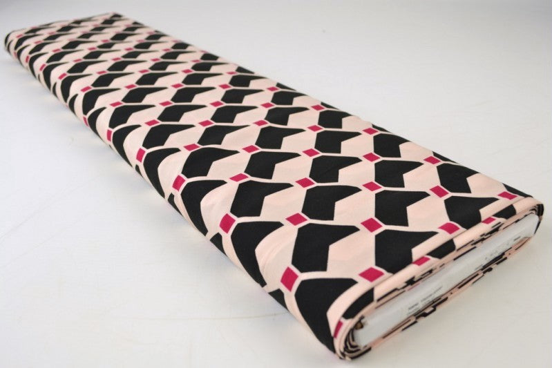 RÅVITT VISCOSETYG MED SVART GEOMETRISKT TRYCK