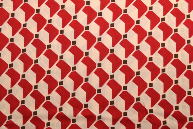 RÅVITT VISCOSETYG MED RÖD GEOMETRISK TRYCK